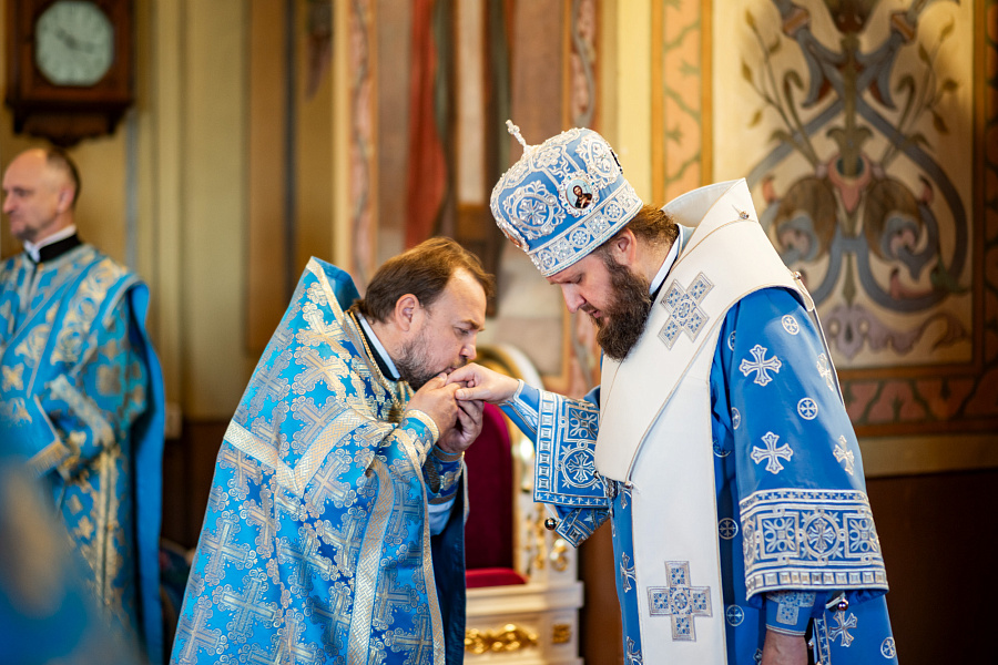 Архиерейское богослужение в праздник Успения Пресвятой Богородицы в Троицком кафедральном соборе Подольска
